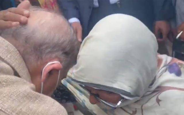 مفت آٹاملنے پر بزرگ خاتون کا وزیراعظم کو پیار ،ویڈیو وائرل