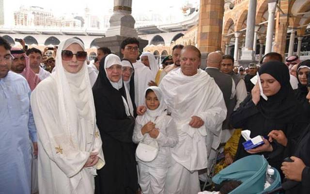 سابق وزیر اعظم، مسلم لیگ ن کے بانی رہنما میاں محمد نواز شریف اپنے خاندان سمیت سعودی شاہی خاندان کی خصوصی دعوت پر عمرہ کی ادائیگی میں مصروف ہیں۔