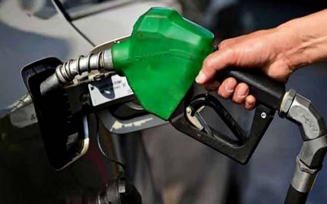 پیٹرول کی قیمتیں ٹرپل سنچری کی جانب گامزن۔ حکومت نے پیٹرول مزید دس روپے لیٹر بڑھا کر دو سو بیاسی روپے کردیا۔ 