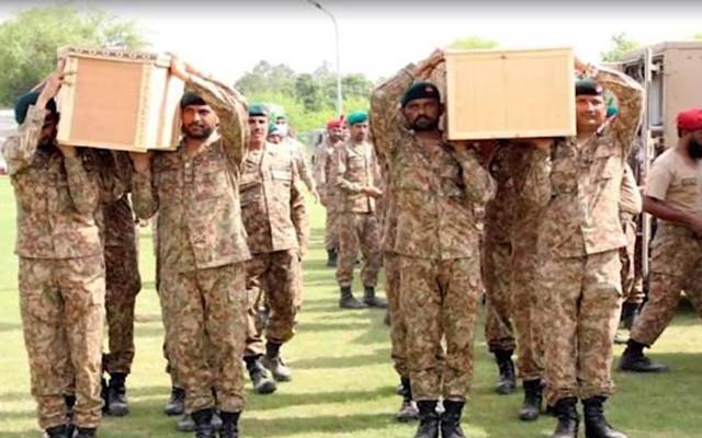  جنوبی وزیرستان میں شہید ہونے والے سیکورٹی اہلکاروں کی نماز جنازہ ادا، پورے فوجی اعزاز کے ساتھ سپرد خاک کیا گیا۔ نماز جنازہ میں افسروں اور جوانوں سمیت لواحقیں کی بھی شرکت۔
