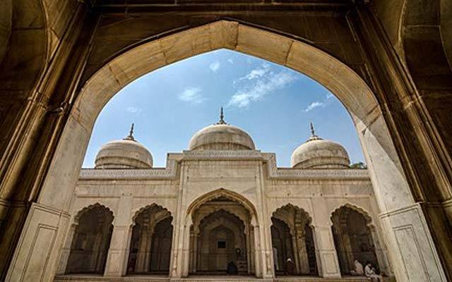 انوکھی مسجد: جہاں کھڑکیوں سے چاند دیکھا جاسکتا ہے