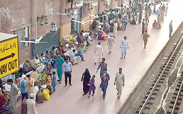 ملک کے مختلف شہروں سے کراچی آنے والی ٹرینیں تاخیر کا شکار ہیں۔