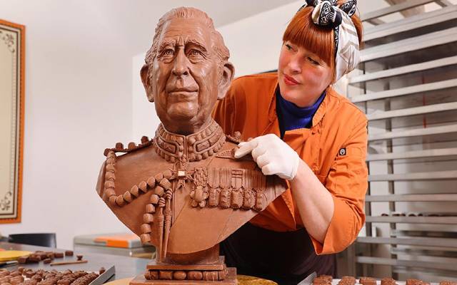  برطانیہ میں آج کل شاہ چارلس کی تاجپوشی کی تقریب کی تیاریاں عروج پر ہیں۔ اس موقع پر انگلینڈ میں موجود ایک چاکلیٹ کمپنی نے شاہ چارلس کے مجسمے کی رونمائی کی ہے جسے مکمل طور پر چاکلیٹ سے تیار کیا گیا ہے۔
