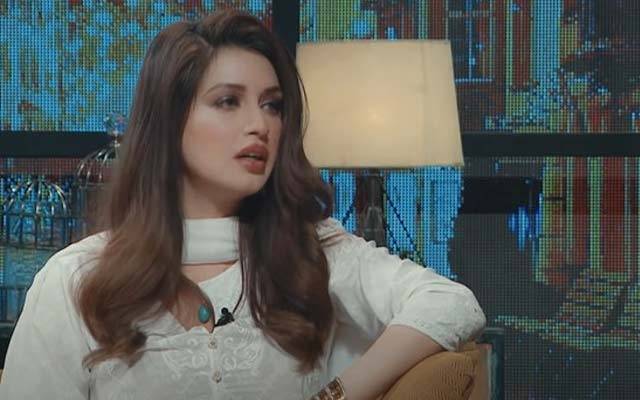 کراچی کے مقامی افراد کی نقل اتارنے پر ایمان علی کے حامی اور مخالف آمنے سامنے