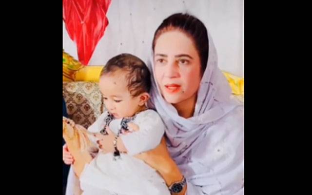 زرتاج گل گود میں اٹھائے بچے کا نام سن کر حیران، تبدیل کرنے کا مشورہ دیدیا