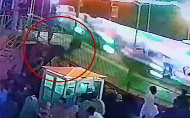 کراچی: کلفٹن کے پارک میں جھولے سے گر کر 17 سالہ نوجوان جاں بحق