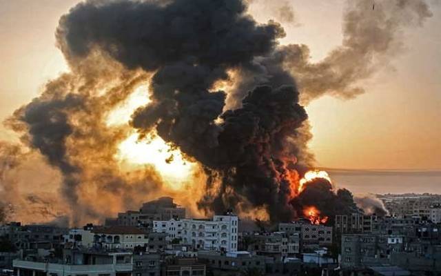 نہتے فلسطینی ایک بار پھر صیہونی فورسز کے نشانے پر۔ اسرائیل کے غزہ پر فضائی حملے۔ اسرائیلی طیاروں نے غزہ کےعلاقے خان یونس کو نشانہ بنایا۔ رات کے اندھیر میں آگ کے شعلے دور دور سے دیکھےگئے۔