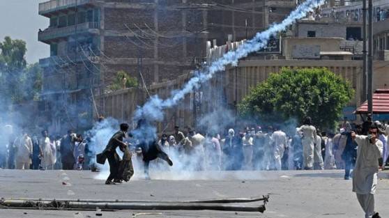 پی ٹی آئی مظاہرین کے حملے، جلاؤ گھیراؤ ، توڑ پھوڑ،گاڑیاں،قدیم عمارت نذر آتش