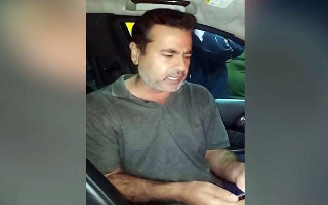 معروف اینکر عمران ریاض خان سیالکوٹ ائیرپورٹ سے گرفتار
