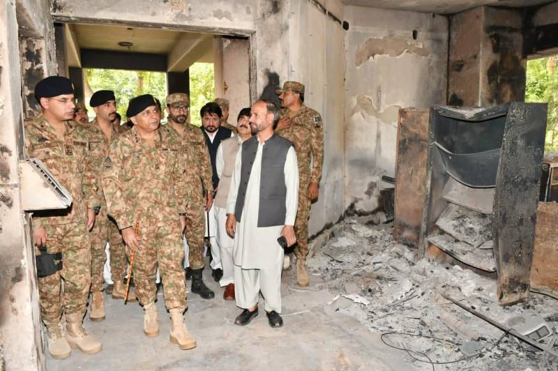 کور کمانڈر پشاور کا ریڈیو پاکستان کا دورہ 