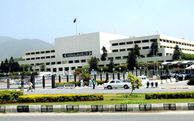 قومی اسمبلی کا اجلاس جاری ،پارلیمنٹ سپریم جوڈیشل کونسل کو ریفرنس بھیجے :وزیر دفاع 