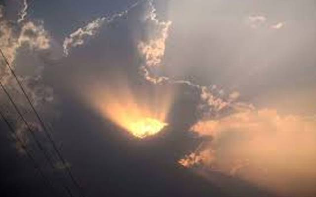 لاہور میں آج بادلوں اور سورج کے درمیان آنکھ مچولی کا سلسلہ جاری۔ شہر لاہور میں خوشگوار موسم کے بعد سورج نے پھر سے کرنیں بکھر دیں۔