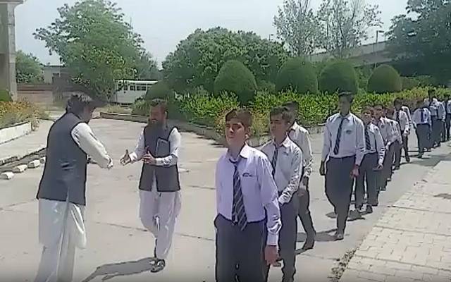  نومئی کے پرتشدد کارروائیوں کے دوران ریڈیو پاکستان کو جلایا گیا۔ آج سکھ کمیونٹی کے بچوں نے متاثرہ بلڈنگ کا دورہ کیا۔ بچوں نے فوج سے اظہار یکجہتی کے لیے دل دل پاکستان نغمہ بھی گایا۔