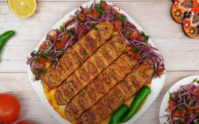  چکن کباب کس کو نہیں پسند، مزیدار ترکش چکن کباب اب  گھر میں تیار کریں۔ 