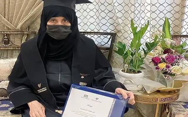 معمر سعودی خاتون سلوی العمانی نے 70 سال کی عمر میں امام  عبدالرحمن بن فیصںل یونیورسٹی سے امتیازی نمبروں سے بی اے کی ڈگری حاصل کی ہے۔