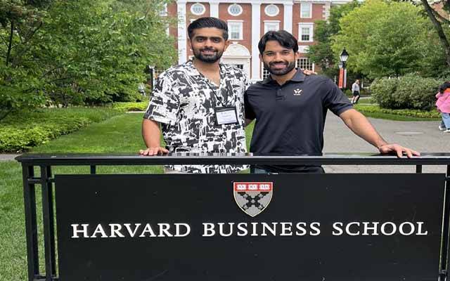  بابر اعظم اور محمد رضوان نیویارک ٹائمز سکوائر پر بھی مرکز نگاہ بن گئے