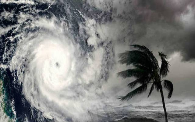 چیف میٹرولوجسٹ کے مطابق سمندری طوفان آہستہ آہستہ کراچی کی جانب آرہا ہے۔ طوفان 5 سے 6 کلو میٹر فی گھنٹے کی رفتار سے آگے بڑھ رہا ہے۔