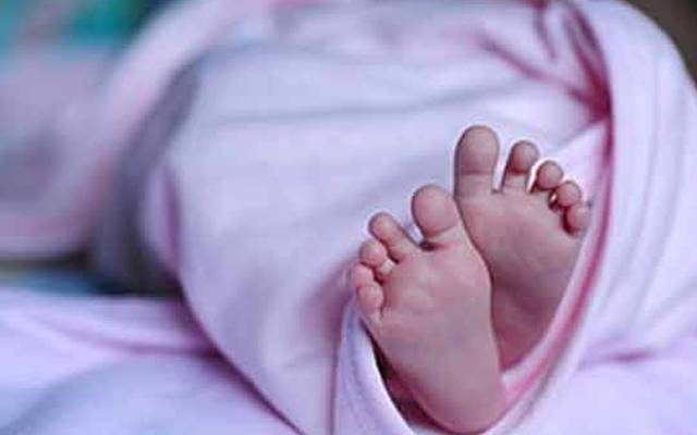  کراچی جناح ہسپتال کے گائنی وارڈ سے نومولود بچی مبینہ طور پر اغوا کرنے کا واقعہ سامنے آیا ہے۔ پولیس اور رینجرز کی نفری جناح ہسپتال گائنی وارڈ کے باہر پہنچ گئی۔