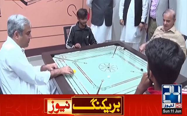 وزیراعظم اور وزیراعلیٰ پنجاب کی کیرم کھیلنے کی ویڈیو سوشل میڈیا پر وائرل 