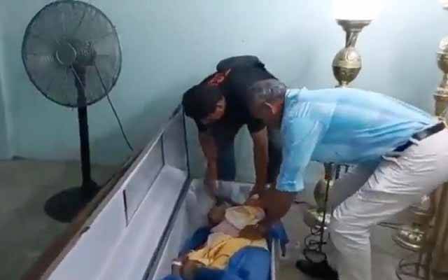 ایکواڈور: 2 روز قبل مردہ قرار دی گئی خاتون تابوت سے زندہ نکل آئی