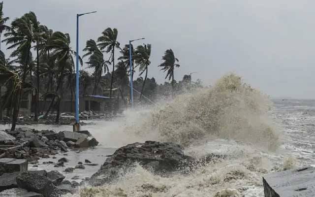 سمندری طوفان بھارتی ریاست گجرات کے ساحل سے ٹکرانا شروع