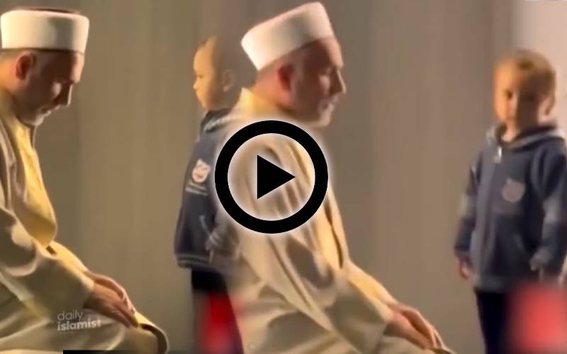 کمسن بچہ مہراب میں امام مسجد کے پاس پہنچ گیا، دلکش ویڈیو وائرل
