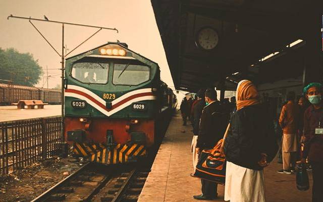 پاکستان ریلویز نے عید پر 3 سپیشل ٹرینیں چلانے کا فیصلہ کرلیا ہے۔ عید سپیشل ٹرینیں لاہور سے کراچی، کراچی سے لاہور، کوئٹہ سے لاہور، پشاور چلائی جائیں گی۔