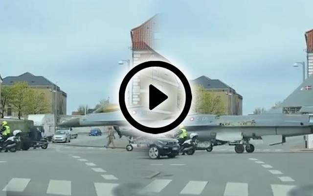 ڈنمارک میں ایک فوجی جیپ کی لڑاکا طیارے کو سڑک پر لے کر جانے کی ویڈیو سوشل میڈیا پر وائرل ہوگئی۔