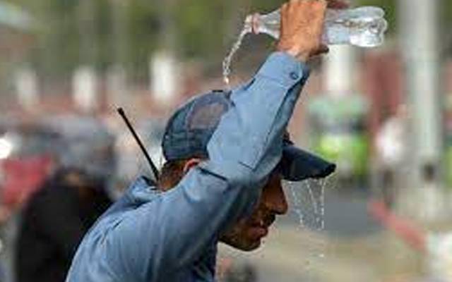  پنجاب میں گرمی کی شدت بڑھنے سے محکمہ صحت کی جانب سے ہسپتالوں کو  ہائی الرٹ کر دیا گیا ہے۔ ایمرجنسی وارڈ میں ہیٹ سٹروک سے متاثرہ مریضوں کے لیے خصوصی کاؤنٹر قائم کرنے کی ہدایت کر دی گئی۔  