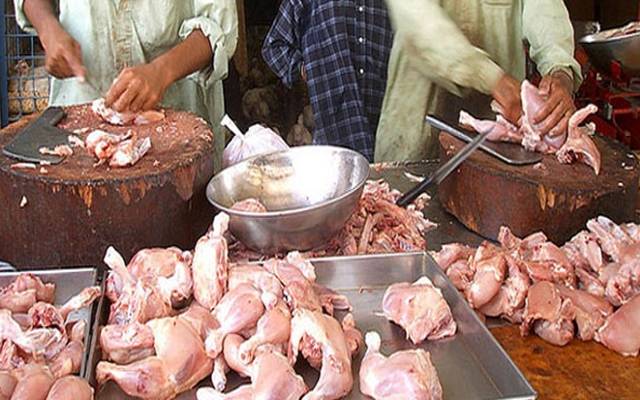 برائلر مرغی کے گوشت کی قیمتوں میں اتار چڑھاؤ  کا سلسلہ جاری ہے۔ لاہور میں برائلر مرغی کے گوشت کی قیمت میں مزید  15 روپے اضافہ ریکارڈ کیا گیا ہے۔    