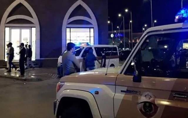 سعودی عرب کے شہر جدہ میں امریکی قونصلیٹ کے باہر فائرنگ کے نتیجے میں کم از کم دو افراد ہلاک ہو گئے۔