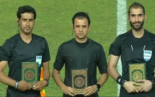 سوئیڈن میں قرآن کی بےحرمتی ، عراقی کھلاڑیوں نے میچ سے قبل کتاب اللہ کو چوم کر سینے سے لگاکر جواب دیا 