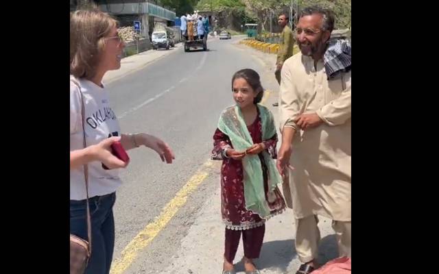  سوات میں ایک انگریز خاتون اور سڑک کنارے پھل بیچنے والے پٹھان کے درمیان دلچسپ سودے بازی کی ویڈیو وائرل ہو گئی ہے۔