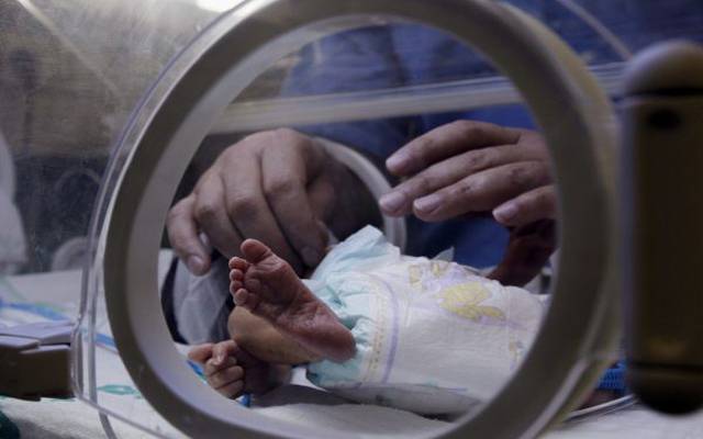 شہرِ اقتدار میں ڈاکٹرز کی مبینہ غفلت، نومولود بچی انکیوبیٹر میں جھلس گئی