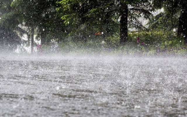  لاہور سمیت پنجاب کے کئی شہروں میں گزشتہ رات شروع ہونے والی بارش کا سلسلسہ وقفے وقفے سے آج بھی جاری ہے، جس سے نشیبی علاقے زیر آب آ گئے ہیں۔ 