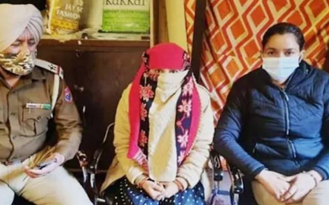  کوٹ ڈیجی کی 29 سالا سیما آن لائن گیم کے دوران بھارتی لڑکے سے عشق کر بیٹھی۔ چار بچوں کی ماں اپنا ملک اورشوہر کو چھوڑ کر نیپال کے راستے بھارت پہنچ گئی۔ بھارتی پولیس نے غیرقانونی مقیم ہونے پر سیما کوگرفتار کرلیا۔ 