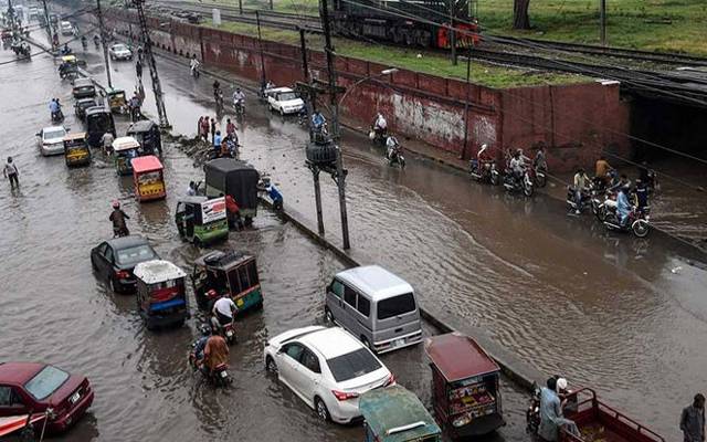 مون سون کا دوسرا سپیل شروع ہو گیا، شہر کے مختلف علاقوں میں تیز بارش سے مزنگ ہسپتال کی دیوار گرنے سے 11 افراد ملبے تلے دب کر زخمی ہو گئے۔