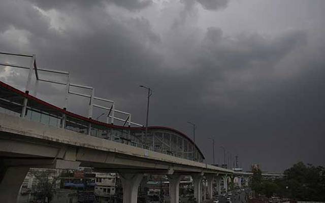 لاہور میں سرمئی بادلوں کا راج، رم جھم اور ٹھنڈی ہواؤں کا سلسلہ جاری