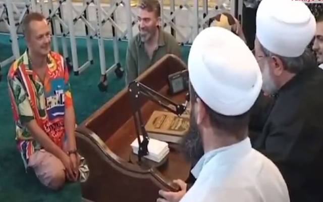  ترکیہ کی تاریخی مسجد ’’آیا صوفیا‘‘ کی سیاحت پر آئے روسی سیاح نے سیاح نے صحیح بخاری کا درس سننے کے بعد اسلام قبول کر لیا۔ سیح کے اسلام قبول کرنے کی ویڈیو سوشل میڈیا پر تیزی سے وائرل ہوگئی ہے۔ 