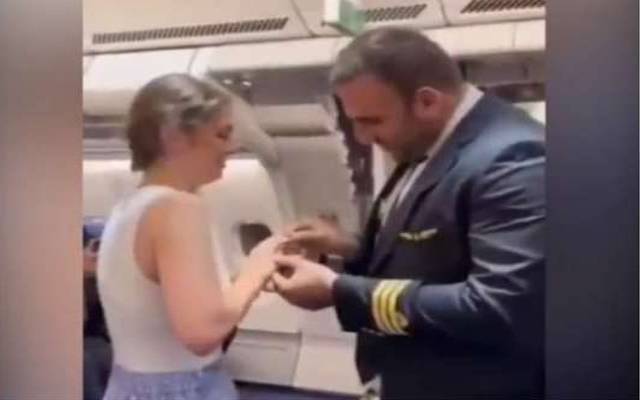 جہاز کے کپتان نے مسافر لڑکی کو پروپوز کردیا، ویڈیو وائرل