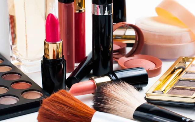 خواتین کیلئے خوبصورت نظرآنا مشکل، میک اپ کے سامان پر ٹیکس عائد