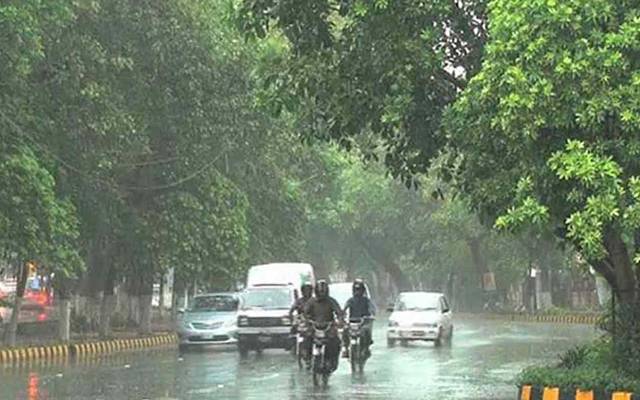 لاہور میں مون سون کے دوسرے سپیل نے برسنا شروع کر دیا ہے۔ محکمہ موسمیات کی آئندہ 24 گھنٹے میں مزید بارش کی پیشگوئی کی ہے۔ 