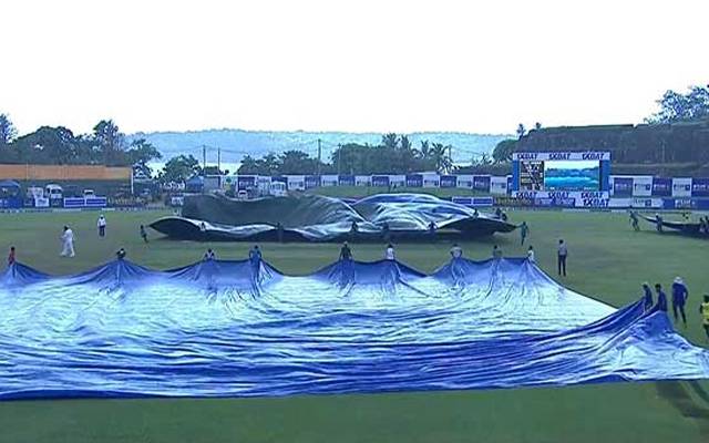 پاکستان اور سری لنکا کے درمیان کھیلے جانے والا پہلا ٹیسٹ میچ بارش کے باعث روک دیا گیا۔