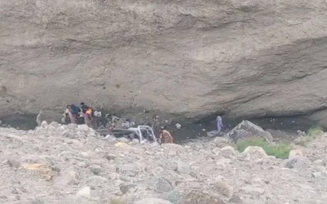 دیامر میں سیاحوں کی وین کھائی میں جاگری،12 افرادجاں بحق