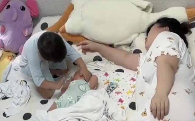 ماں کے سوتے ہوئے کم عمر بچے کی شیر خوار بہن کو سلانے کی کوشش، ویڈیو سوشل میڈیا پر وائرل