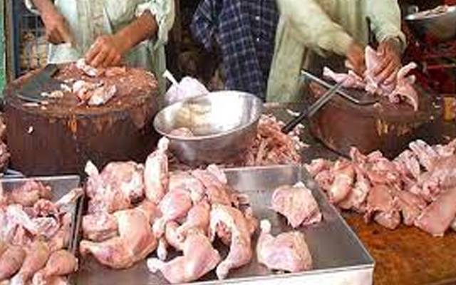 برائلر مرغی کے گوشت کی قیمتوں میں اتار چڑھاؤ  کا سلسلہ جاری ہے۔ لاہور میں برائلر مرغی کا گوشت 7 روپے مزید سستا ہو گیا ہے۔  