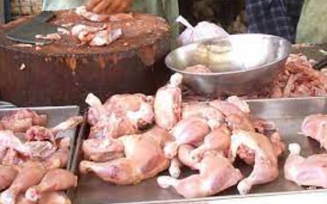  برائلر مرغی کے گوشت کی قیمتوں میں اتار چڑھاؤ  کا سلسلہ جاری ہے۔ لاہور میں برائلر مرغی کا گوشت 8 روپے مزید سستا ہو گیا ہے۔