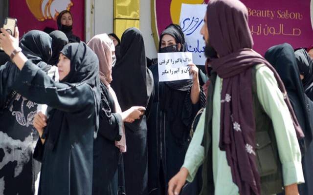  افغانستان میں بیوٹی سیلونز پر ملک گیر پابندی کے خلاف احتجاج کرنے والی خواتین کو زبردستی منتشر کرنے کیلئے ہوائی فائرنگ کی۔