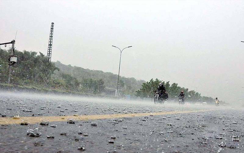 لاہور میں تیز بارش ،سڑکیں ندی نالوں میں تبدیل
