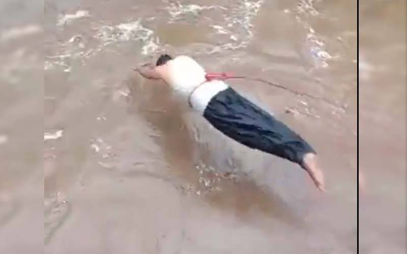 پولیس نوجوان کی سیلاب میں پھنسے بچوں کو بچانے کی ویڈیو وائرل